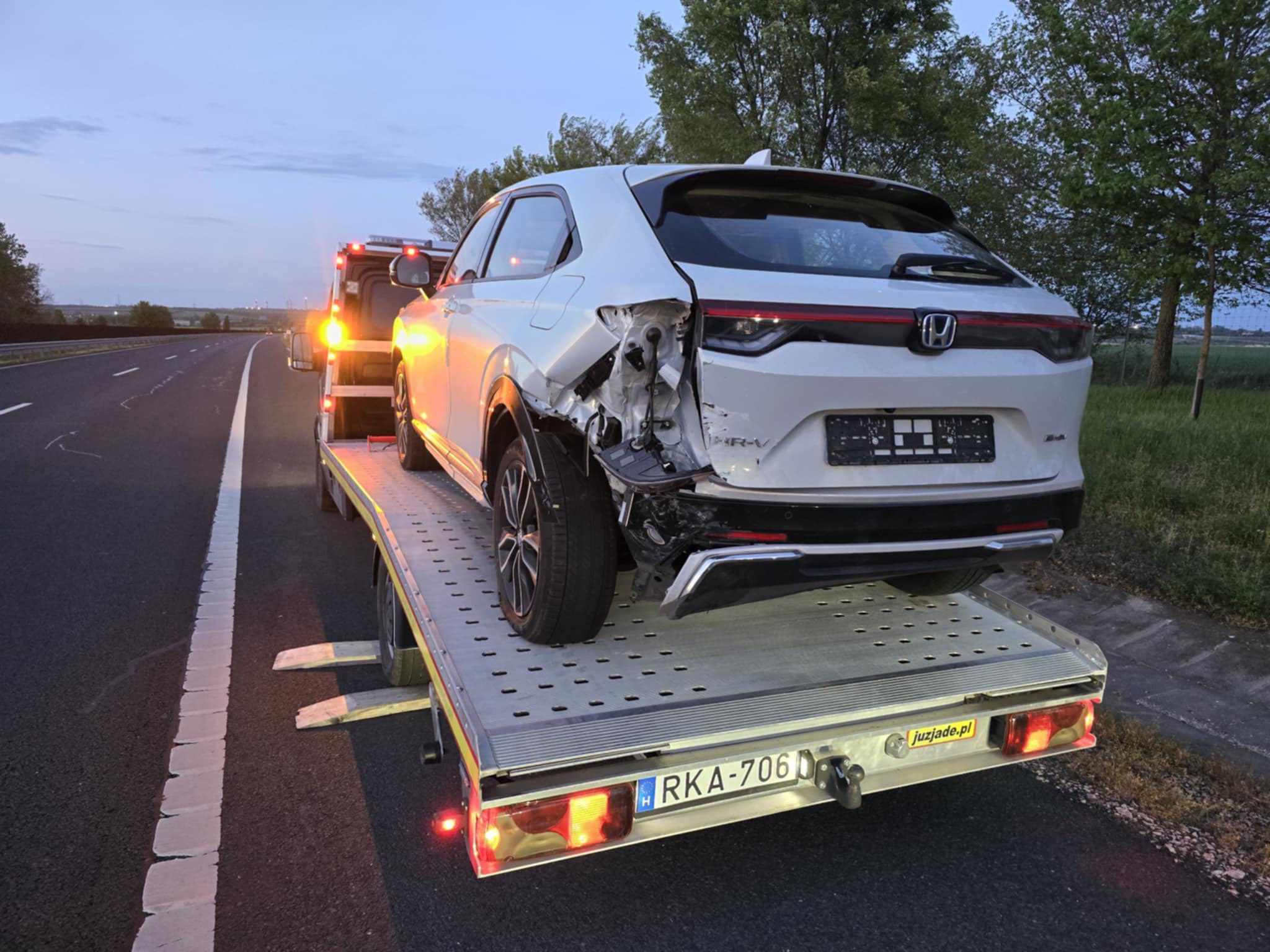 Autómentő vontatja a balesetes autót